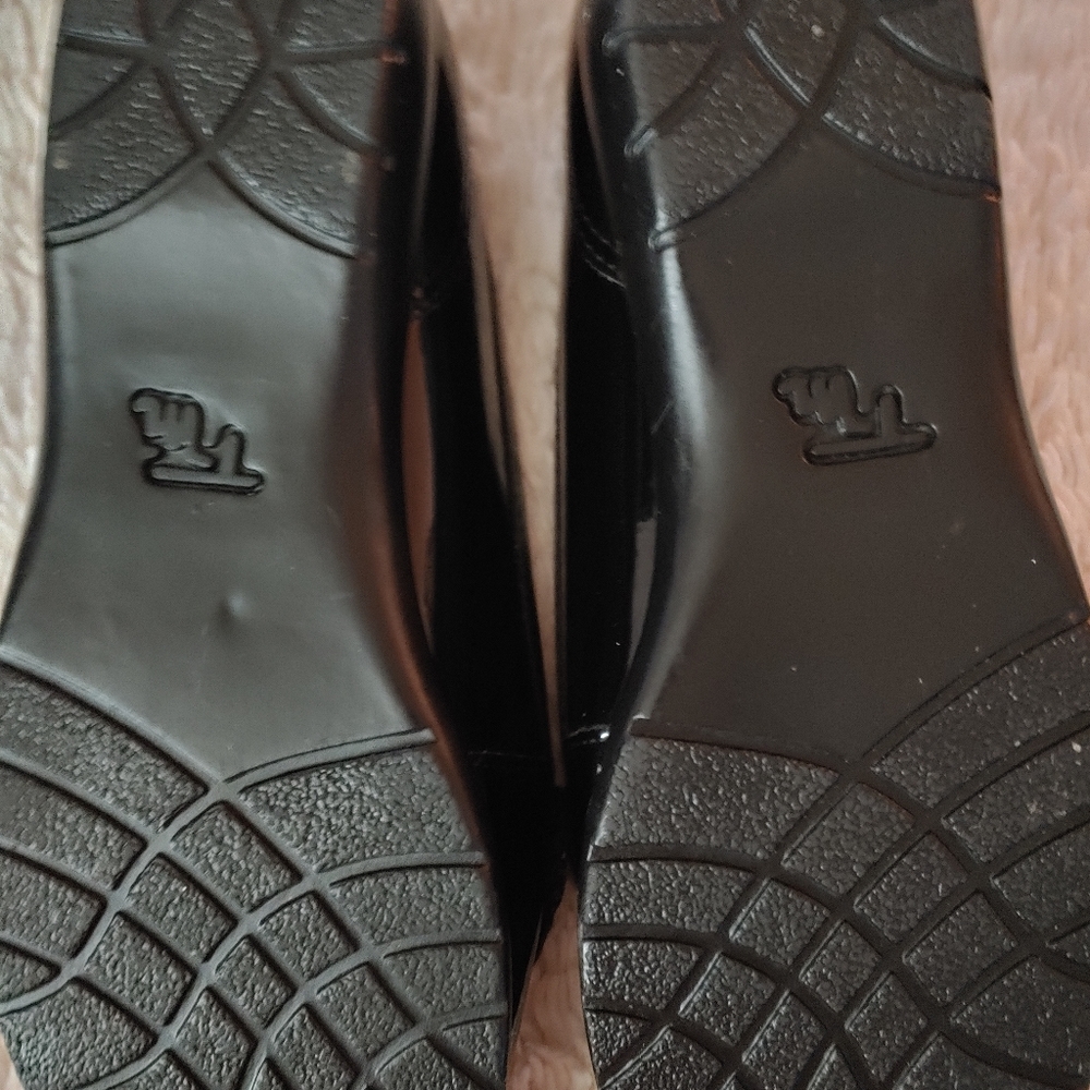 Patent leather loafers.  SIZE 9 1/2 W - Picture 7 of 8